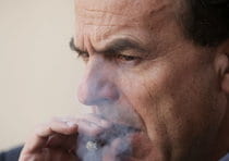 foto di Bersani che fuma