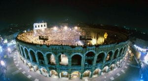 arena di Verona illuminata