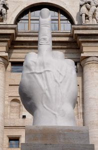 statua che mostra un pugno con il dito medio alzato