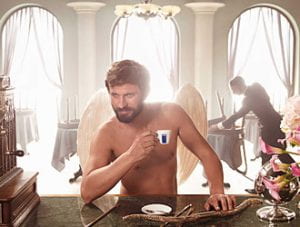 uomo a torso nudo con tazzina di caffè