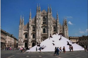 Montagna di sale davanti al Duomo di Milano