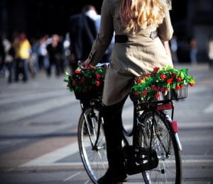 donna in bicicletta