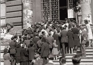 Folla di votanti il 2 giugno 1946