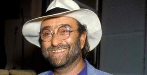 Foto di Dalla; volto di uomo con occhiali e cappello