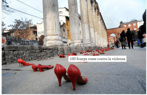 File di scarpe rosse per strada contro la violenza