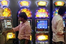 due persone di fronte a delle slot machine