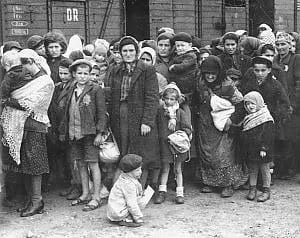 Folla di donne e bambini ebrei durante la guerra
