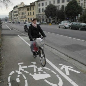 Donna in bicicletta
