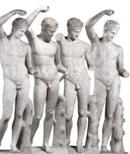 Quattro statue classiche di uomo nudo.