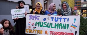 Donne musulmane protestano contro il terrorismo.
