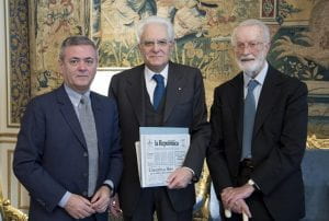 Mattarella con a fianco due direttori di Repubblica.