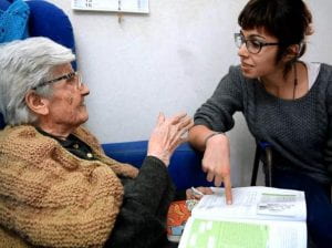 una giovane donna parla con una donna di 101 anni