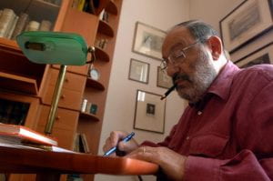 Umberto Eco alla sua scrivania.