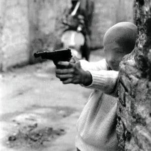 Foto di un ragazzo mascherato con pistola