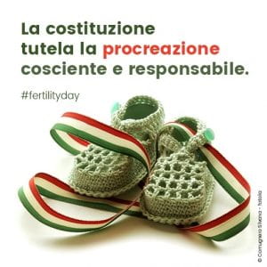 Manifesto sulla tutela alla procreazione. Due scarpine da neonato in un nastro tricolore.