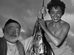 Inge Feltrinelli con Hemingway da giovane