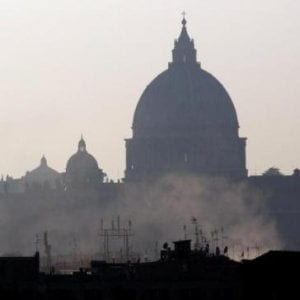 La cupola di San Pietro nello smog