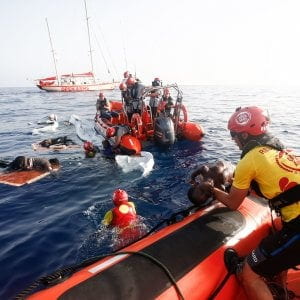 Migranti, la nave di Open Arms riparte per una nuova missione nel Mediterraneo: a bordo gli operatori di Emergency