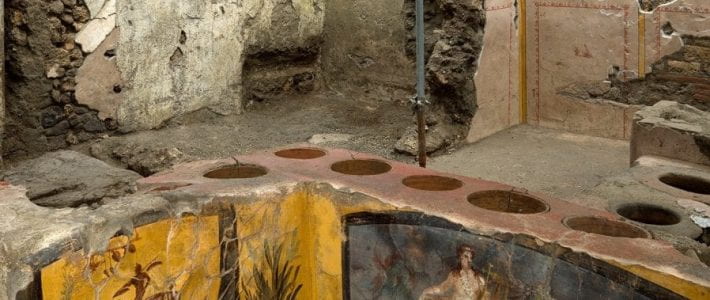 Straordinaria scoperta a Pompei, ritrovato un termopolio intatto: “Ancora cibo nelle pentole”