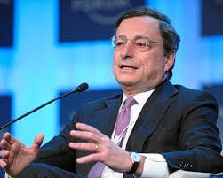 Draghi davanti a un microfono