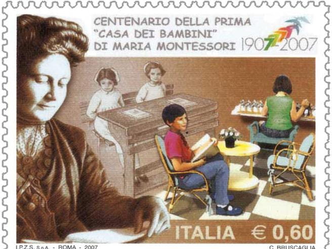 Francobollo che mostra Maria Montessori davanti a scolari