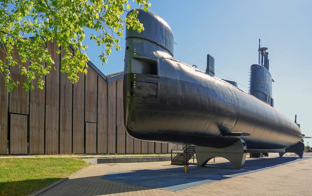 sottomarino davanti a costruzioni di legno