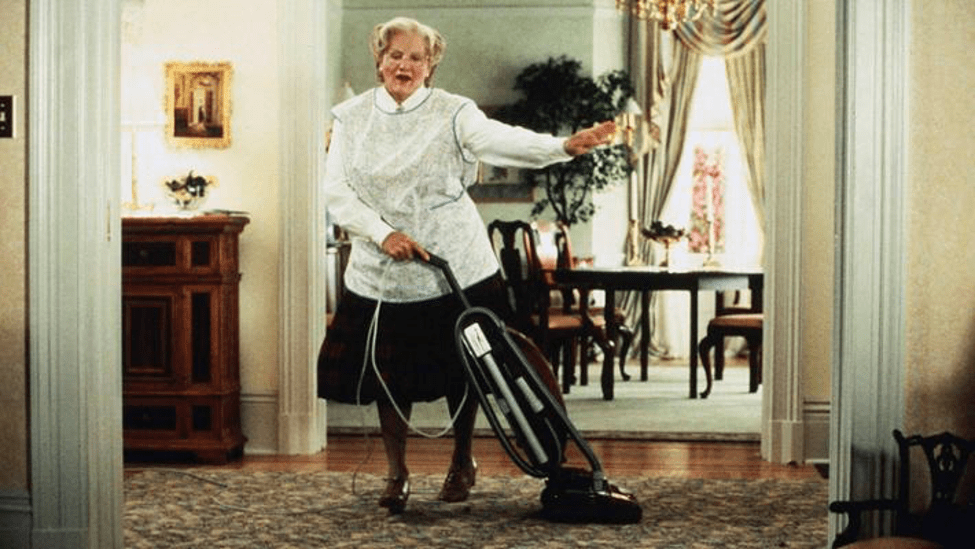 Immagine dal film Mrs Doubtfire, con l'attore Robin Williams travestito che pulisce la casa