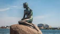 Statua in bronzo di una sirena che guarda l'oceano