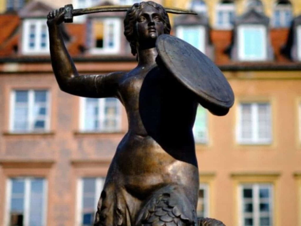Statua in bronzo di una sirena guerriera 