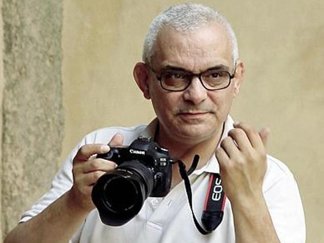Ritratto di Paolo Bonomi con macchina foto