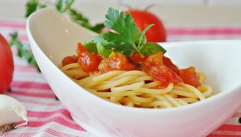 Un piatto di spaghetti al pomodoro