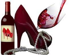 bottiglia di vino, collana, scarpa con il tacco e bicchiere -- tutto rosso